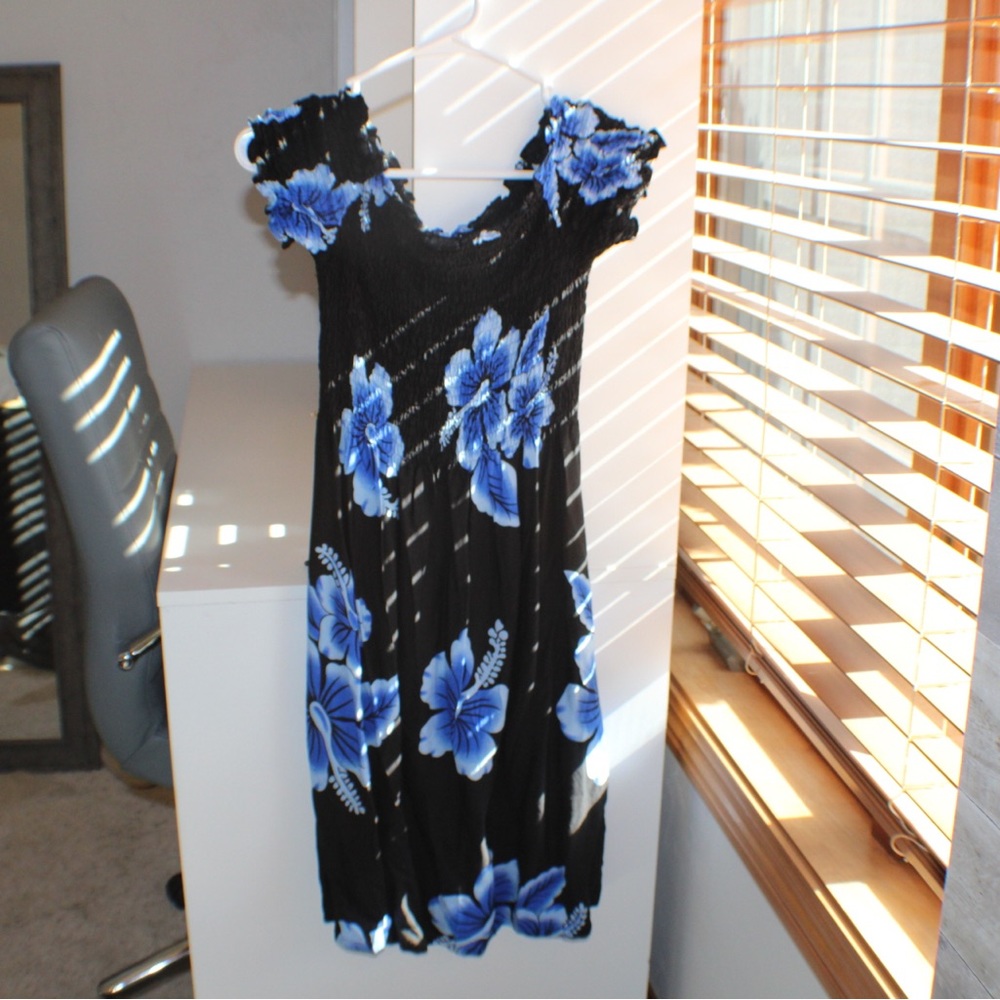 Floral dress. Blue and black. One size.